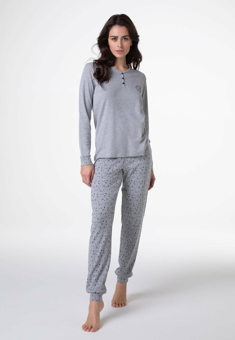 Pigiama grigio a maniche lunghe con colletto abbottonato, pantaloni grigi a fantasie con stelle navy, tessuto morbido e polsini aderenti alle caviglie.
