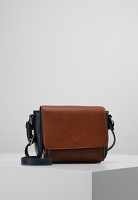 Brązowa i granatowa skórzana torebka crossbody z klapką, regulowanym paskiem, złotymi akcentami i fakturowanym wykończeniem. Zawiera kieszeń boczną na zamek.