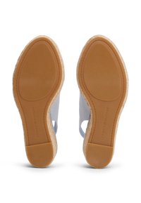 Ανοιχτό μπλε σανδάλια εσπαντρίγια με υφαντό τακούνι από γιούτα, ελαστικές σόλες, πλευρές με κοψίματα και ανάγλυφο λογότυπο της μάρκας στη σόλα.