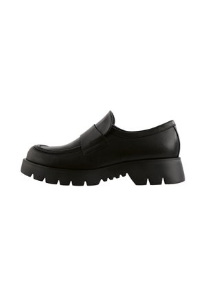 Schwarzer Lederloafer mit grober, profilierter Sohle und Schlupf-Design, seitlich auf weißem Hintergrund gezeigt.