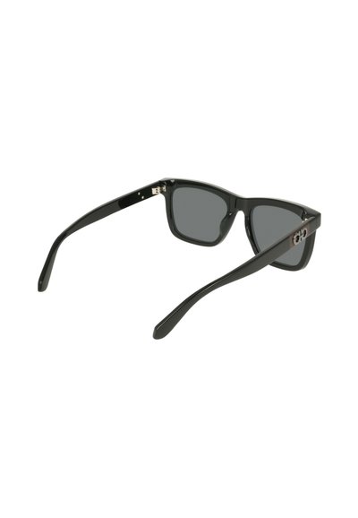 Lunettes de soleil en plastique noir avec verres teintés gris, forme carrée, branches fines et accents discrets en métal. Conception légère.