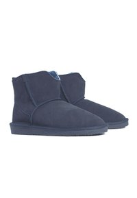 Botines azul marino hechos de suave ante, con punta redondeada, caña corta y un diseño con costuras y detalles mínimos. Suela antideslizante.