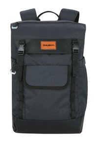 Batoh vyrobený z odolné šedé tkaniny s černým dnem, vybavený přední kapsou, nastavitelnými popruhy a oranžovou nášivkou s logem.