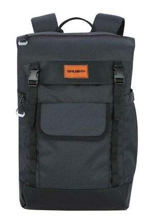 Batoh vyrobený z odolné šedé tkaniny s černým dnem, vybavený přední kapsou, nastavitelnými popruhy a oranžovou nášivkou s logem.