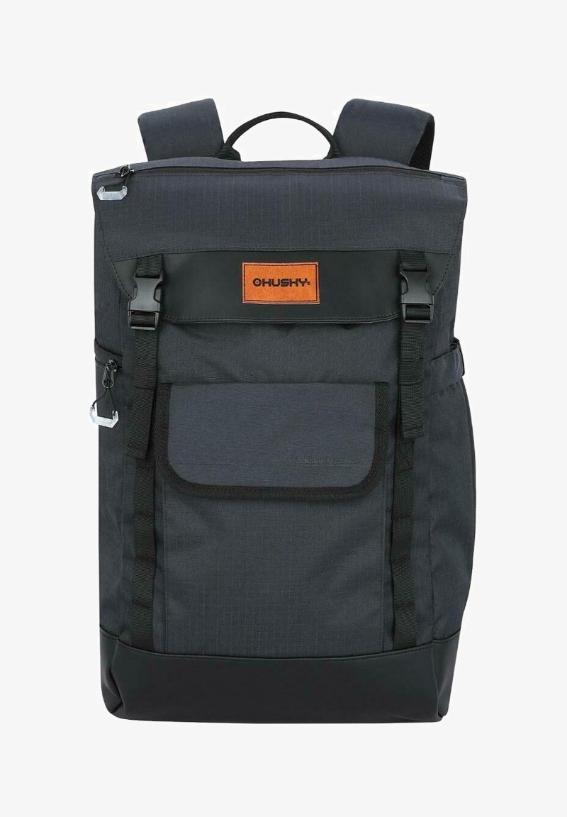 Batoh vyrobený z odolné šedé tkaniny s černým dnem, vybavený přední kapsou, nastavitelnými popruhy a oranžovou nášivkou s logem.
