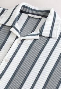 REGULAR FIT - TEXTURED STRIPE - Pluus - grey
