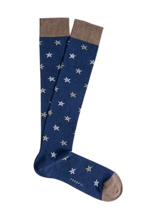 Calze blu navy fino al ginocchio con bordo e punta beige, decorate con motivi sparsi di stelle bianche e beige, etichettate "Ferofil."