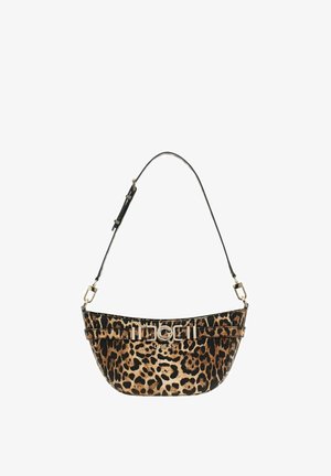 Sac à main à imprimé léopard avec une forme courbée, une bandoulière noire et des ferrures métalliques ; présente un détail de logo en or.