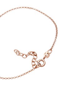 Collier en chaîne en or rose avec de petits maillons interconnectés et un fermoir à homard, doté d'une finition lisse et de marquages gravés sur le fermoir.