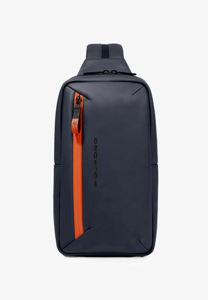 Sac à dos bleu foncé avec une fermeture éclair orange, fabriqué en matériau lisse. Présente un design épuré, un logo et des accents minimalistes.