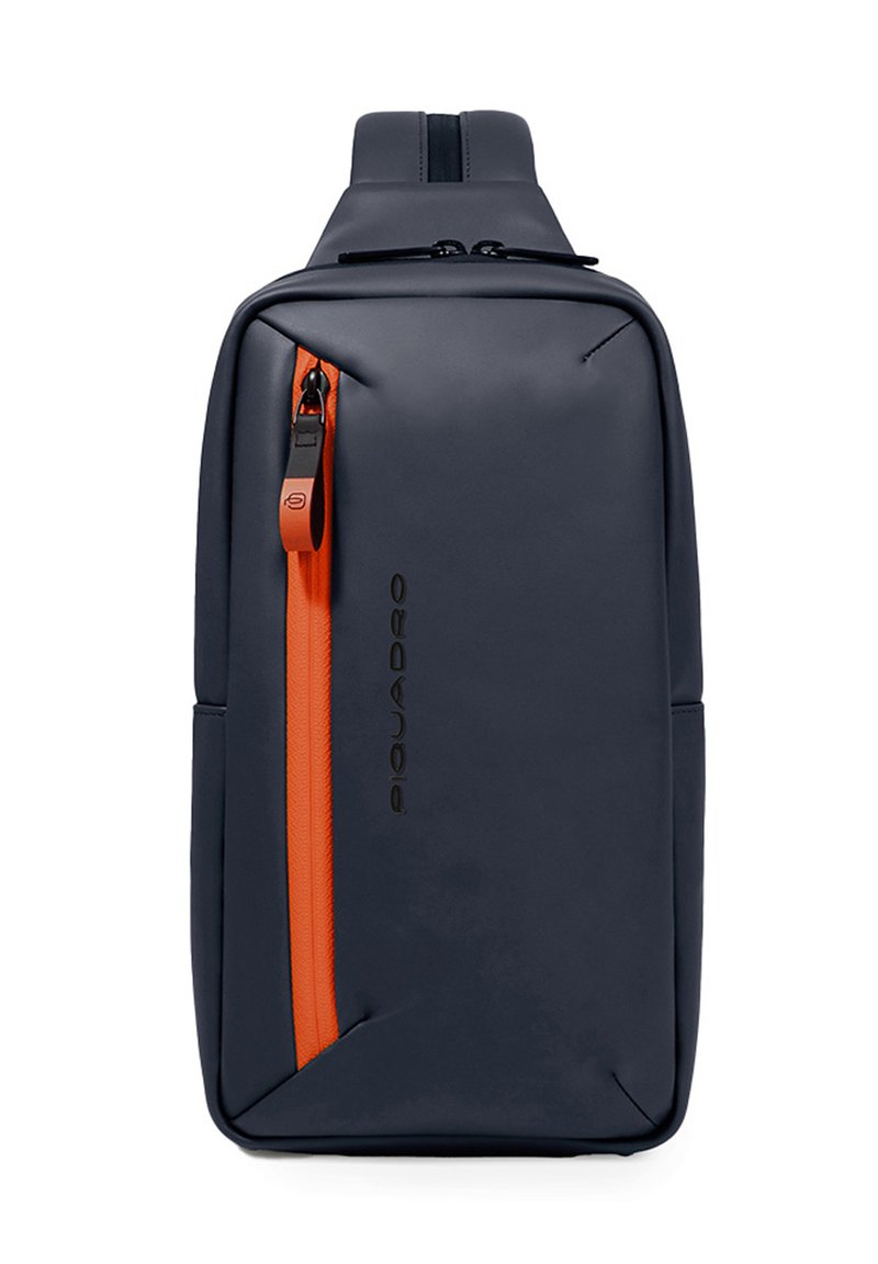 Zaino blu scuro con una cerniera arancione, realizzato in materiale liscio. Presenta un design elegante, un logo e dettagli minimalisti.