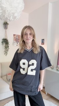 Μαύρο oversized μπλουζάκι με λευκό και χρυσό "92" εκτυπωμένο μπροστά, με σχεδίαση V-λαιμό και κοντό μανίκι.