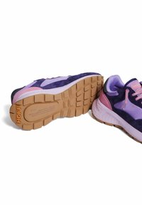 Violetit ja vaaleanpunaiset mokkakengät, joissa on kuvioitu pohja. Varustettu valkoisella välineruudulla ja HOFF-brändillä oranssilla värillä pohjassa.