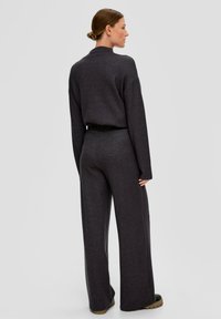 s.Oliver LOOSE - Stoffhose - dunkelgrau