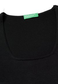 Czarny top na ramiączkach z zaokrąglonym dekoltem, wykonany z miękkiej tkaniny. Na kołnierzyku znajduje się zielona metka z napisem "UNITED COLORS OF BENETTON".