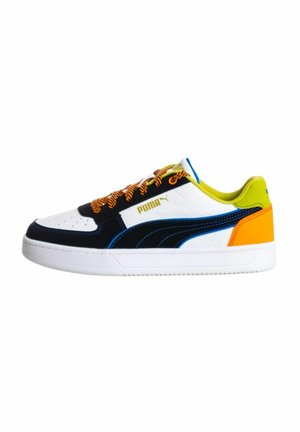 Sneaker Puma in pelle bianca, camoscio navy e accenti arancioni. Presentano lacci neri e una distintiva striscia blu di lato.