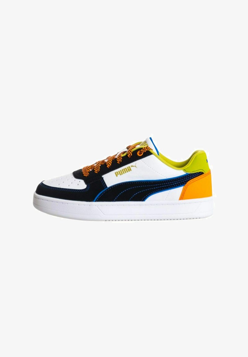 Sneaker Puma in pelle bianca, camoscio navy e accenti arancioni. Presentano lacci neri e una distintiva striscia blu di lato.