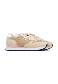 Zapatillas deportivas beige que presentan materiales de ante y cuero, un acento rosa en la entresuela y una tapa de talón blanca; suela exterior de goma negra.