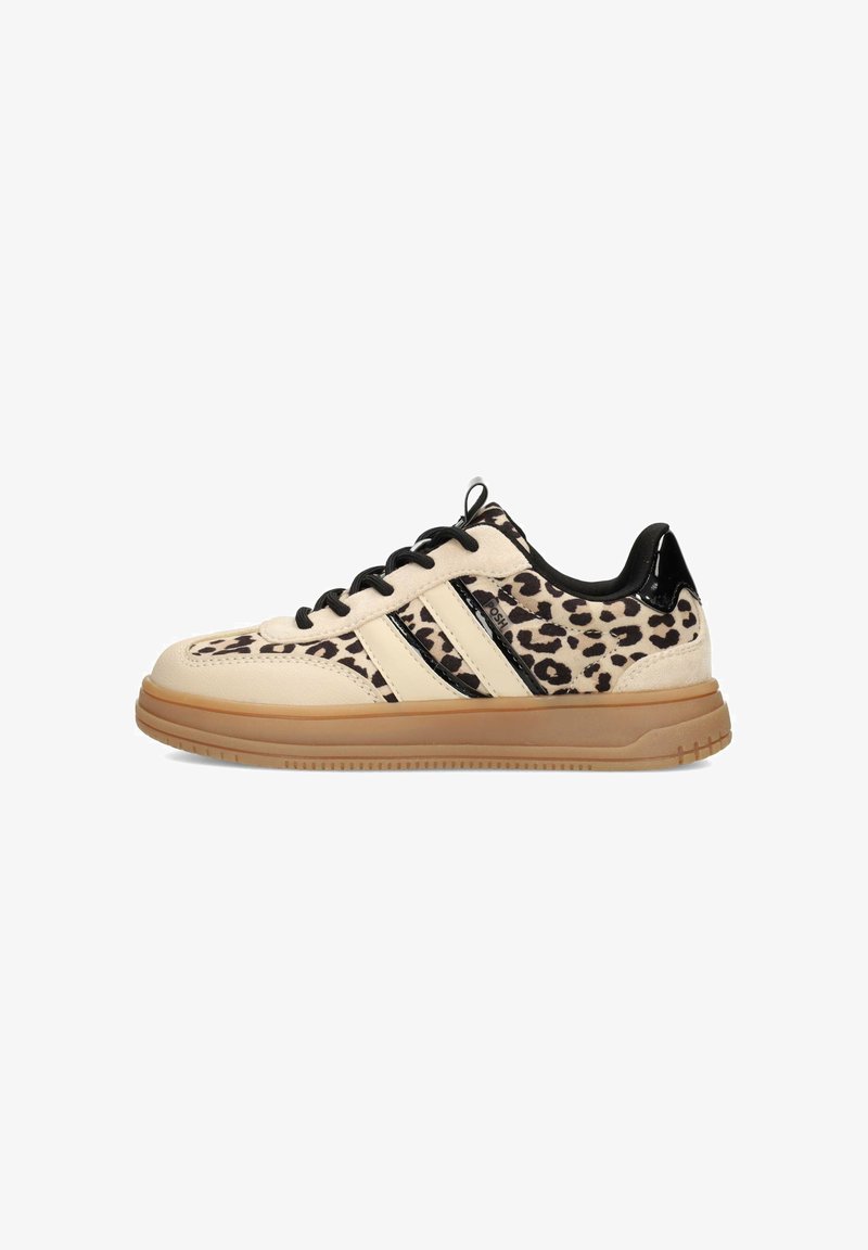 Sneaker basse in pelle beige, con tessuto a stampa leopardata, dettagli neri, lacci neri e suola in gomma beige, mostrato di lato.