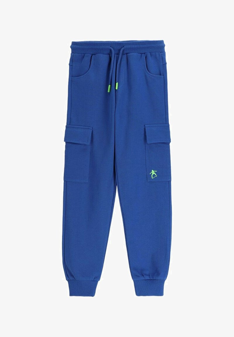 Niebieskie spodnie jogger cargo z elastycznymi ściągaczami, ściągaczem w pasie, bocznymi kieszeniami z klapą i małym zielonym logo skateboardzisty na prawej nogawce.