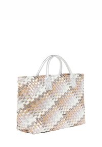 Vævet tote bag i nuancer af pink, hvid og sølv. Har glatte metalhåndtag og et ternet mønster med varierende teksturer.