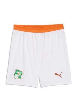 Weiße Sportshorts mit orangefarbenem Bund, mit dem Wappen der Fußballmannschaft der Elfenbeinküste auf dem linken Bein und dem orangefarbenen Puma-Logo auf dem rechten Bein.