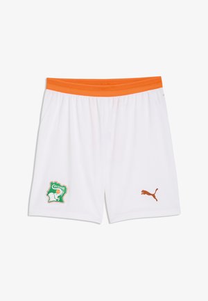 Pantalones cortos deportivos blancos con cintura naranja, con el emblema del equipo de fútbol de Costa de Marfil en la pierna izquierda y el logo naranja de Puma en la pierna derecha.