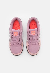 adidas Performance HYPERHIKER LOW - Scarpe da allenamento - magic mauve/almost pink/turbo