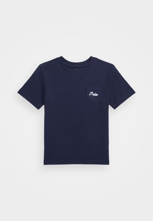 T-shirt en coton bleu marine, à manches courtes, col rond, avec une poche sur la poitrine gauche comportant une broderie blanche "Polo". Texture lisse, coupe classique.