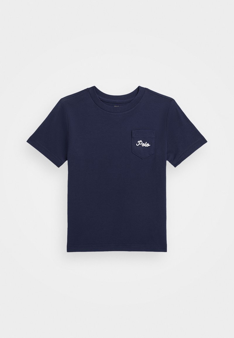 Camiseta de algodón azul marino de manga corta, con cuello redondo y bolsillo en el pecho izquierdo con bordado blanco de "Polo". Textura suave, corte clásico.