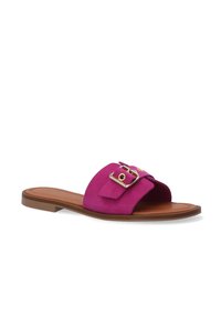 Roze suède sleehak sandaal met een brede band met een decoratieve gesp, een platte bruine zool en een minimalistisch design.