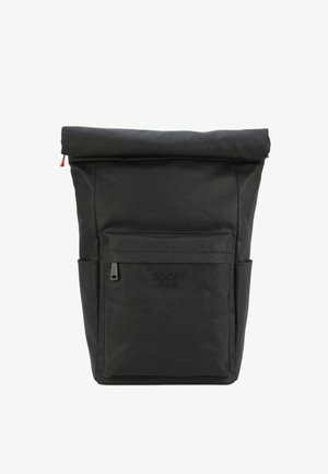 Zaino roll-top nero realizzato in tessuto resistente, con tasca frontale, base piatta e un piccolo accento rosso sulla cerniera. Logo impresso.