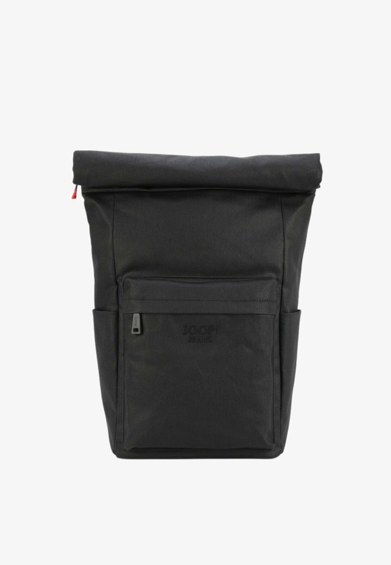 Črn nahrbtnik s zvijalnim vrhom, izdelan iz trpežne tkanine, z sprednjim žepom, ravnim dnom in majhnim rdečim poudarkom na zadrgi. Logotip vtisnjen.