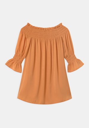 Orange off-shoulder bluse med smocket halsudskæring og udvidede, smockede ærmer; blødt, letvægtstof med en glat tekstur.