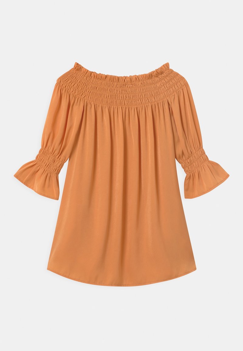 Blouse orange décolletée avec col smocké et manches évasées smockées ; tissu doux et léger avec une texture lisse.