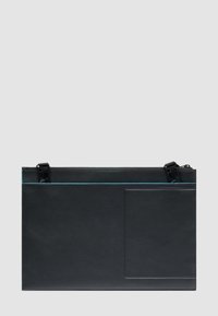 Clutch rettangolare in pelle nera con una piccola tasca cucita sulla parte anteriore e due attacchi a clip neri sulla parte superiore.