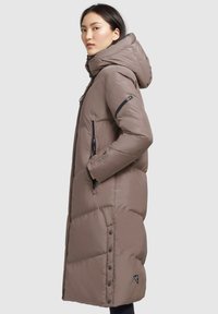 Giacca a vento in marrone tenue, lunghezza al ginocchio, con cappuccio, texture a trapunta orizzontale, tasche con zip e bottoni a pressione sui lati.