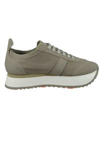 Jasnoszare sneakersy o fakturowej powierzchni, z gładkim skórzanym wzmocnieniem, kontrastującą białą podeszwą i szarymi sznurowadłami.