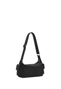Sac à bandoulière noir en matériau lisse, de forme rectangulaire, avec une bandoulière réglable et deux poches latérales avec rabats.