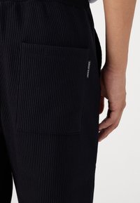 Jack & Jones JPSTKANE JJRICK  - Donji dijelovi trenirke - black