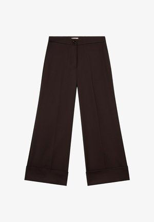 Spodnie o szerokich nogawkach z ciemnobrązowej tkaniny, z pojedynczym zapięciem na guzik, wyraźnymi zakładkami i podwiniętymi mankietami. Gładka faktura i dopasowany krój.