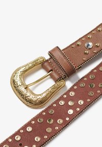 Brauner Lederbelt mit einer goldenen, verzierten Schnalle und metallischen Nieten entlang des Riemens, die dem Design Textur und Details verleihen.