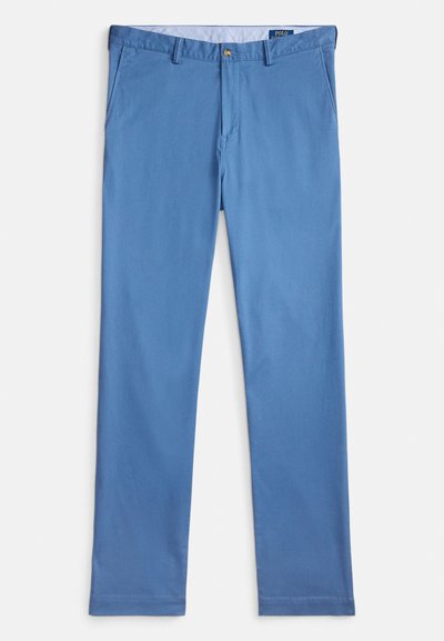 Calças chino azul claro com textura suave, apresentando fecho de botão, passadores para cinto e bolsos laterais. Design ajustado com pernas direitas.