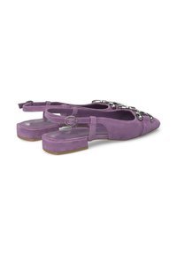 Scarpe slingback in suede viola con punta affusolata, dettagli in metallo argentato e tacco a blocco basso. Chiusura laterale con fibbia per la regolazione.