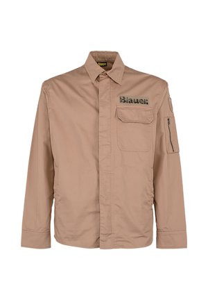 Giacca beige a maniche lunghe con collo a bottoni, tasca sul petto con pattina, tasca con cerniera sulla manica e logo del marchio stampato sul petto.