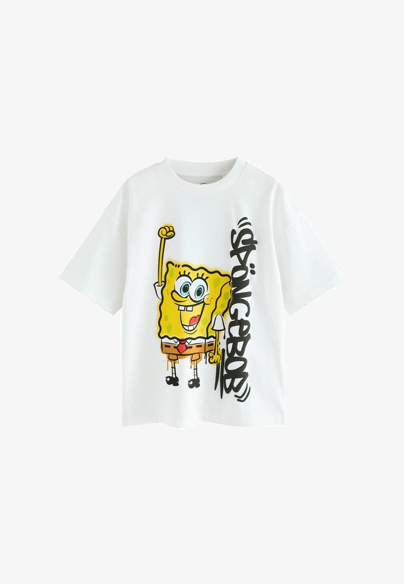 T-shirt blanc à manches courtes avec un dessin animé coloré de Bob l'éponge levant un bras et le texte "SpongeBob" en lettres noires stylisées.
