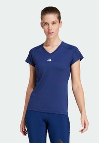 T-shirt de sport bleu marine à manches courtes et col en V. Présente un petit logo blanc sur la poitrine, fabriqué en tissu respirant.