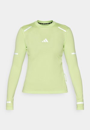 Maglietta sportiva a maniche lunghe verde chiaro con tessuto testurizzato, dettagli riflettenti sulle maniche e un piccolo logo bianco sul petto.