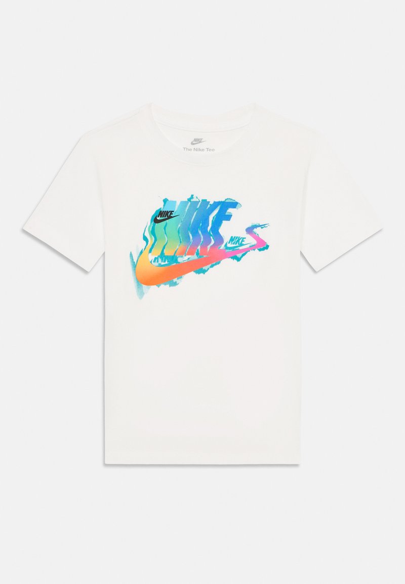 Camiseta blanca de manga corta con un diseño de logo de Nike distorsionado y colorido en azul, rosa y naranja, con cuello redondo.