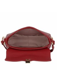 Borsa a tracolla rossa in pelle con finitura testurizzata, dotata di un ampio interno e di una chiusura in tono oro. La fodera è beige con strisce verticali.